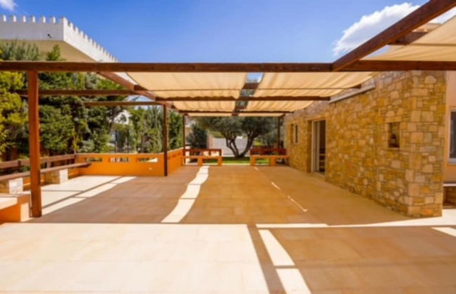 Deluxe 5 Bdrm Villa w Pool Next to the Beach - Photo 12