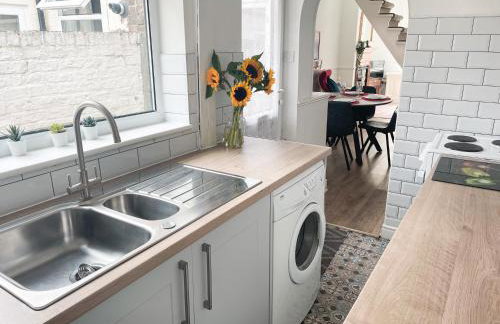 The Racecourse - Quaint Victorian Home With Free Parking - Foto 40