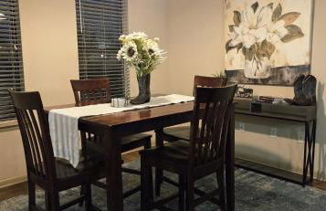 Old Fort Loft King & Queen suites nearest accomodation to Marshals Museum power your EV for free! - Foto 24