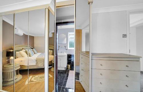 Lux 5 Bed sleeps 11, 10 mins from Wembley Stadium, Jacuzzi and Steam Shower - Photo 45