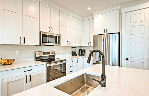 Newly-Built Lakeside Gem with Community Perks! - Foto 10