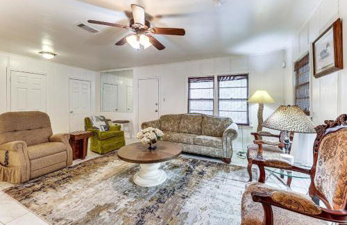 Historic Heart of Tuskegee! Cozy Home Near Campus - Foto 10