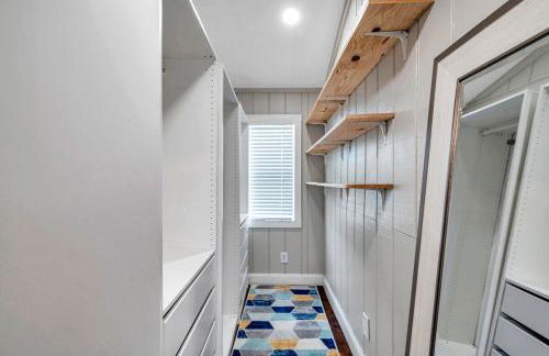 Close to downtown& beach- pool, porch, fenced yard - Foto 20