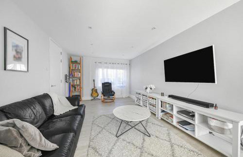 Spacious and Elegant Home with a Beautiful Garden - Foto 25