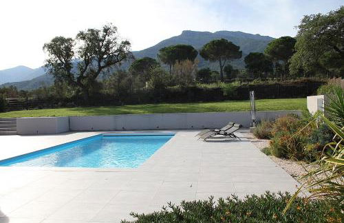 Modern 4 bedroom villa, air-conditioning, swimming pool, private gardens - Photo 15