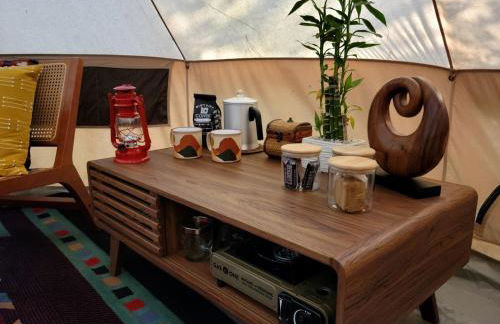 Forest Retreat: Immerse Yourself in Nature with this Chic Bell Tent in Loris, SC - Foto 13