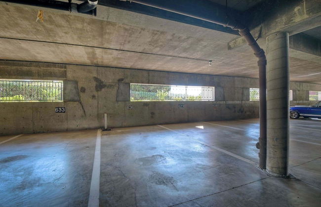 Southern Exposure w/ Private Balcony - Foto 26