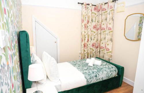 Large 4 Bedroom House Near Heathrow and M4 Free Parking - Foto 16