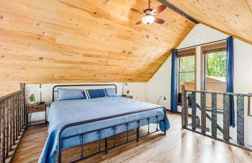 Quaint Loft Cabin w Hot Tub, FirePit, Deck & Grill - Foto 19