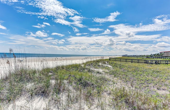 Upper Unit Condo Overlooking Both the Ocean Pier and Swimming Pool by RedAwning - Foto 45