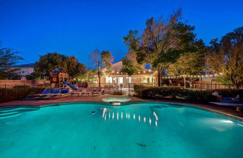 Luxury 6 BR Home Large Pool & Spa with Grassy Yard - Photo 17