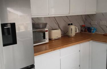 4 bedroom Home Family or Work Stay London - Photo 16