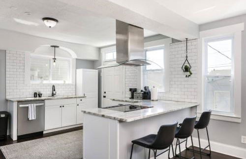 Modern 3BR w Yard Garage - Photo 15