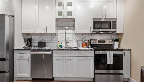 Upscale King Bed Suite ADA with Free Parking - Foto 4