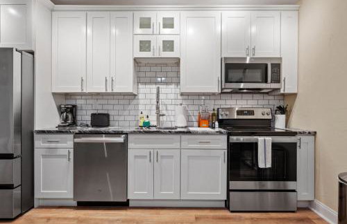 Upscale King Bed Suite ADA with Free Parking - Foto 4