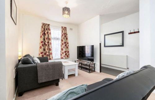 Convenient 2BR House with Great Transport Links - Photo 12