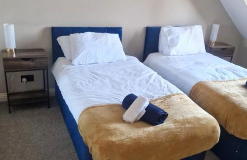 4 Bedroom Group Stay, 3 Bathrooms, Easy Parking - Photo 4