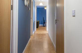 The Vogue Stay, 3 Bedrooms, 2 bathrooms, Ideal for JR & Oxford Hospitals, FREE CarPark, Conveniently located for Ring Road access, 2 miles from Oxford City Centre easy car & bus route - Foto 9