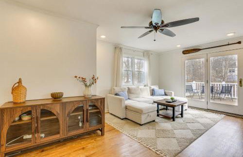 Walk to Lake Hopatcong Vibrant Home with Deck! - Foto 3