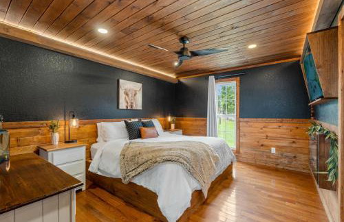 Wood Haven Cabin with a hot tub fire pit & indoor pool - Photo 10