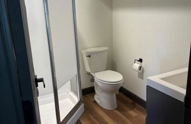 Modern Mountainside Cabin - Photo 18