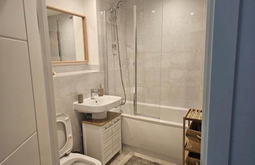 Luxury 1-Bed Apartment with balcony & Free parking - Photo 11