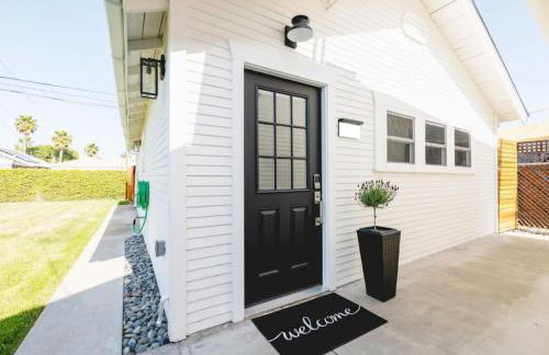 Chic 2Bed And Large Serene Backyard in Heart of SD - Photo 6