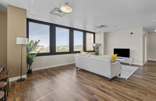 Sleek 2BR Downtown Retreat with Gym - Foto 23