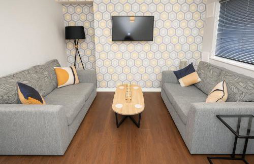 Large Home - Free Parking-WiFi By Hinkley Homes Short Lets & Serviced Accommodation - Photo 11