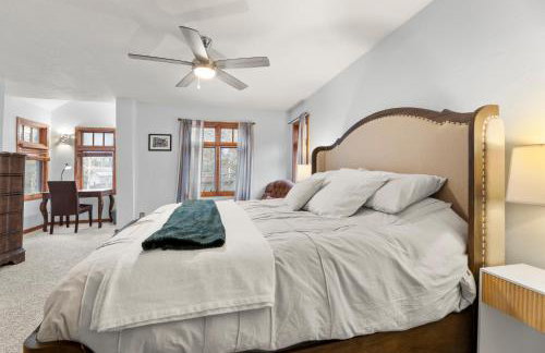 Spacious 5 Bed Retreat, Walk to Lifts and Main - Photo 27