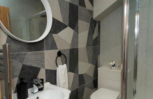 4 Bed Failsworth Home - 3 Bathrooms - Free Parking - Ideal For Contractors & Families - FREE 1 HR EARLY CHECK-IN OR 1 HR LATE CHECK-OUT FOR 2 NIGHT STAY BOOKINGS UNTIL THE END OF MAY - Foto 38