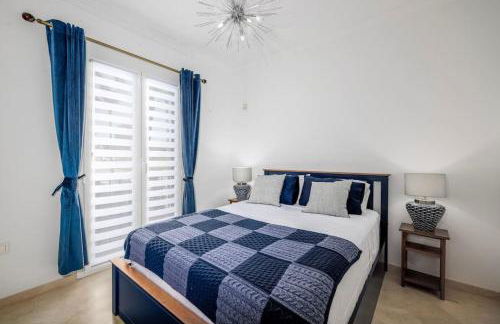 Spacious Seaside Retreat - La Perla del Mar - Photo 12