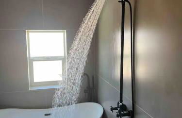 Serene Modern Home Backdoor with great WiFi, games, movies, patio seating and bbq Easy Access to North Joshua Tree National Park in 10 minutes - Foto 63