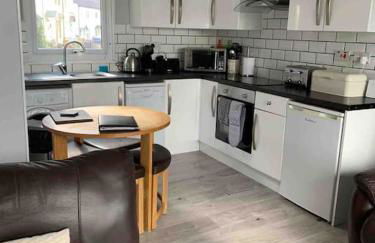 Stunning 3 Bed Riverside Cabin in Snowdonia - Photo 16