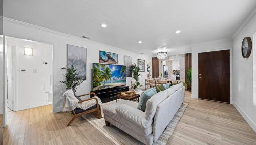 Entire Private Home with 4 Bedrooms 2 Bathrooms, King Bed, 80 TV, Gated Yard, Ranch Style, Available Now - Foto 3