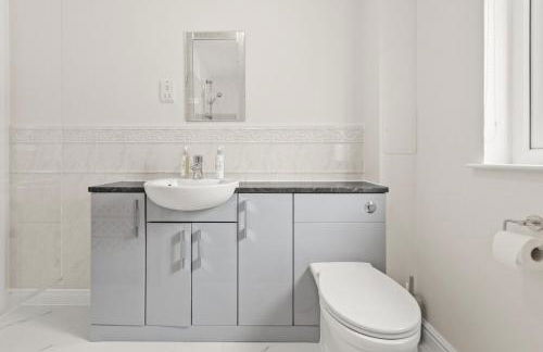 Polmont Haven: Spacious 4- Bedroom Retreat - Foto 26