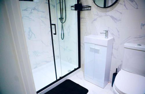 Perfect 1 Bed Apartment Sleeps 5 1 Kingsize bed 1 double Sofabed & Foldable Single bed Free Parking Wifi good transport network shopping Holiday Makers Families Contractors in North London - Photo 49