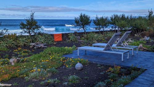 Casa Baleia Laranja Ocean-Front - Photo 2, Garden, sunbed
