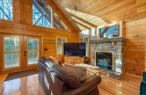 Fully Stocked Cabin Retreat w/ Game Room & Pond! - Foto 3