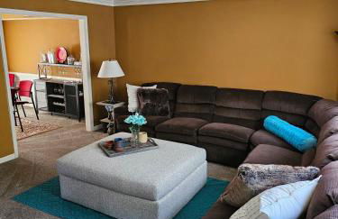 Friends & Family Suburban Retreat - Foto 16