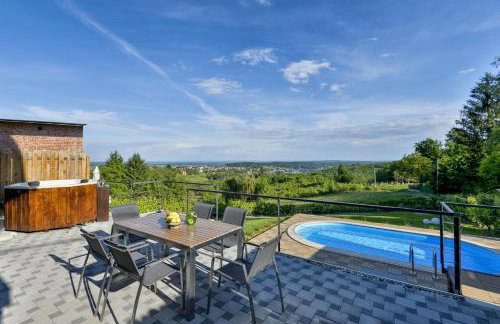 Twin Oasis Retreat with Pool & Spa - Happy Rentals - Foto 42