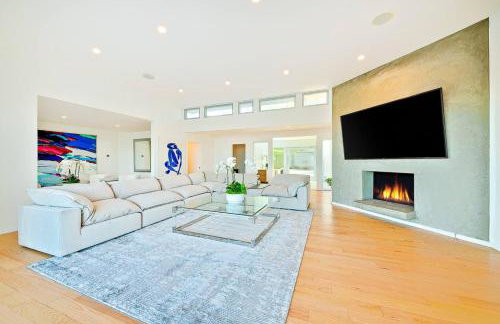 Stunning Modern Estate in BH with Pool, Spa, and Views - Foto 17