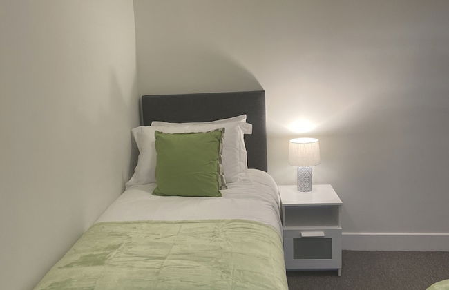 Gladstone Apartments by Bluebell Rooms - Photo 10