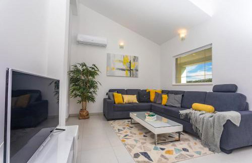 VILLA SKURA private heated pool 32m2, summer kitchen, 4 bedrooms, garden - Photo 13