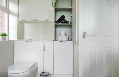 Bright 4BR Home with Garden with Free Parking and Sleeps up to 9 - Foto 9