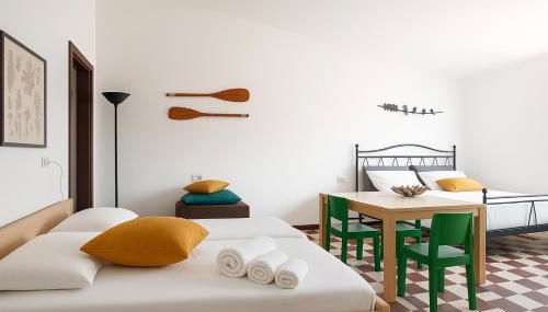 PARATICO - Lakefront Apartment with Pool Access & Free Parking - Foto 3, towels