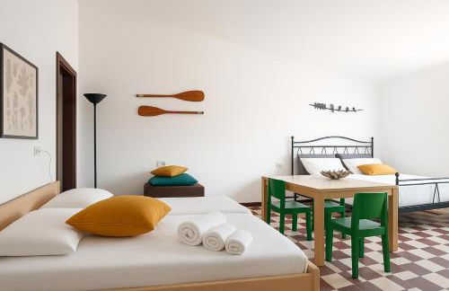 PARATICO - Lakefront Apartment with Pool Access & Free Parking - Foto 3