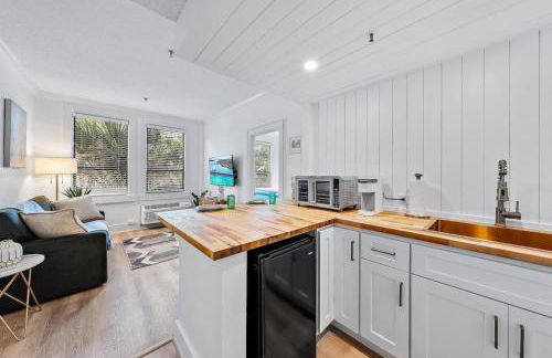 Chic 1BR Pineapple Pad Near Ocean and Pool - Foto 10