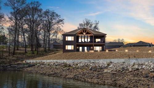 Accessible Lakeside Luxury at the 45mm w/ Private Dock, Sunset Views & More - Foto 2