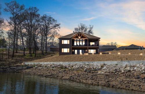 Accessible Lakeside Luxury at the 45mm w/ Private Dock, Sunset Views & More - Foto 2
